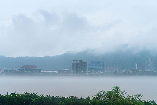 雨城