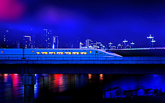 城市夜景中高速行驶的列车