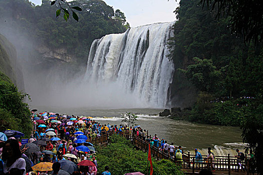 贵州黄果树瀑布游客冒雨游