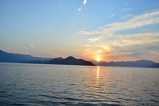 泸沽湖的日出