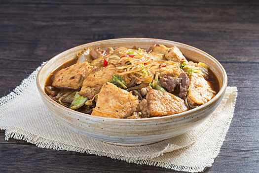 中式家常菜肴白菜猪肉豆腐炖粉条