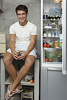 男人,年轻,冰箱,拿着,饮料,罐,坐,肖像权