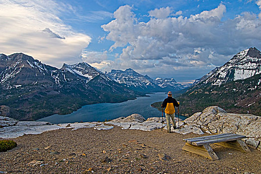 瓦特顿湖国家公园,艾伯塔省,加拿大,远足者,站立,国家公园