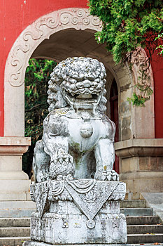 南京灵谷寺,山门前的石狮子