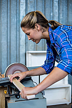 女性,木匠,工作,打磨机,工作间