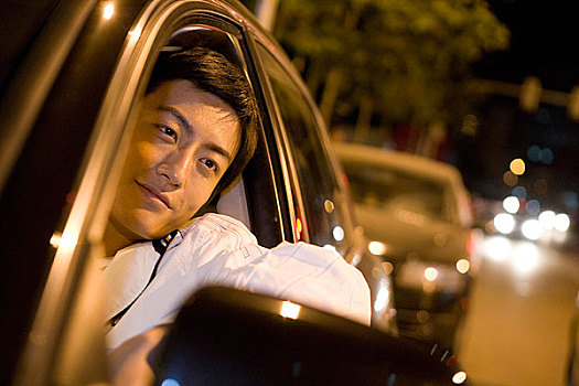 開車的男人