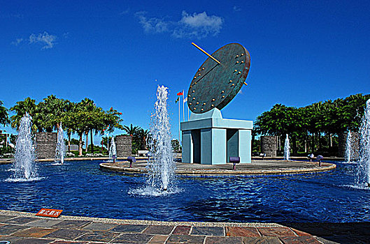 台湾台东市国立台湾史前文化博物馆前的日晷雕塑与喷泉
