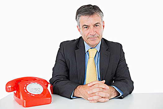 男人,坐,书桌,电话,白色背景