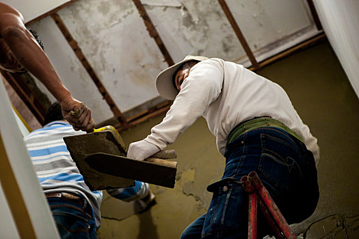 水泥工人正在专业修缮泥作工程