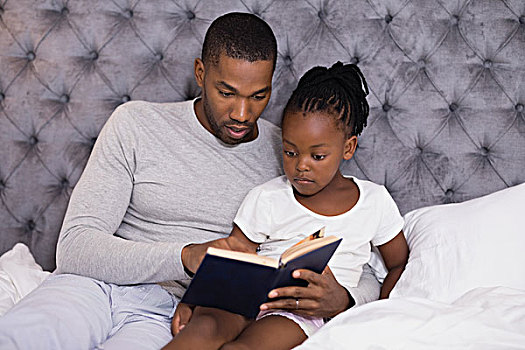 男人,女儿,读,书本,床,坐,在家