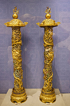 清代,铜鎏金錾胎珐琅雕云龙香筒