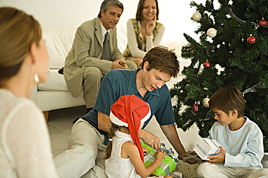 父亲,两个孩子,坐,圣诞树,打开,礼物,一起,家庭,看