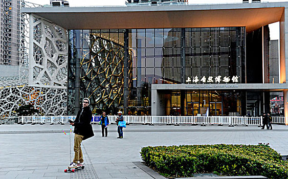 上海自然博物馆建筑外观和雕塑公园景观