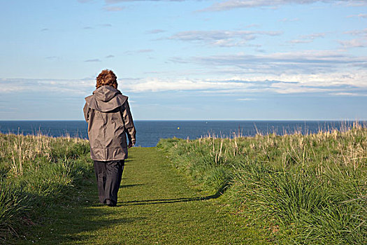 女人,步道,海岸,南,泰恩-威尔,英格兰