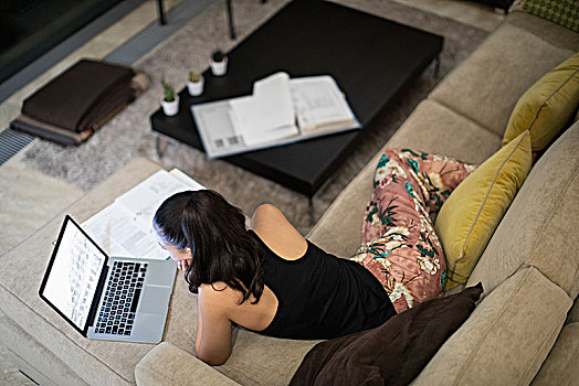 女人,睡衣,工作,笔记本电脑,客厅,沙发