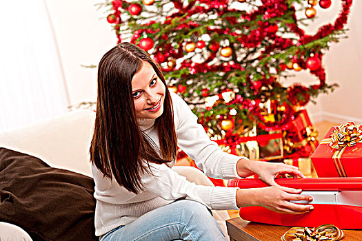 高兴,女人,包装,圣诞礼物,正面,树