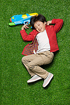 躺在草坪上的小男孩