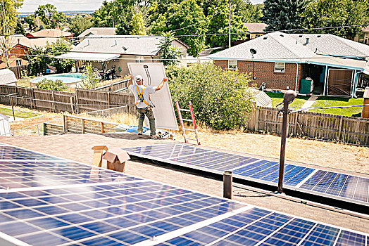 工人,安装,太阳能电池板,房顶,房子,后视图