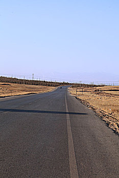冬季草原上的公路