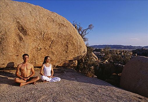 瑜珈,约书亚树国家公园,男性,沉思,练习,拿着,呼吸,呼气,女性,姿势,一个