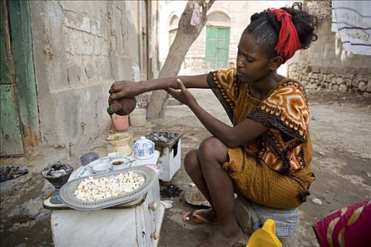 女青年,20-25岁,倒出,咖啡,温度,红海,马萨瓦,埃塞俄比亚,厄立特里亚,非洲