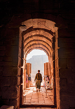 游客,入口,一个,皇陵,石头,雕刻,陵墓,纳巴泰,城市,佩特拉,靠近,旱谷,约旦,亚洲