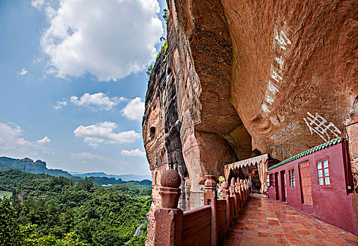 广东韶关丹霞山中国红石公园锦石岩寺院