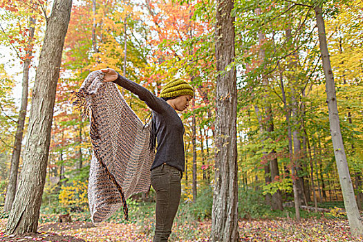 中年,女人,拿着,向上,围巾,秋日树林