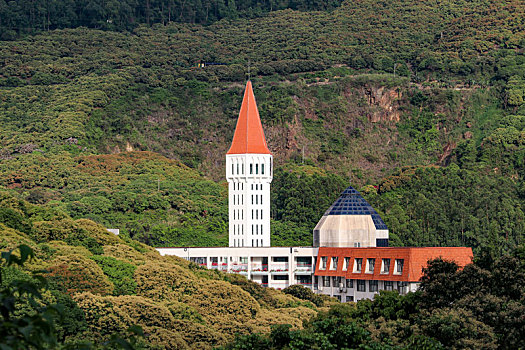 山坳里的建筑