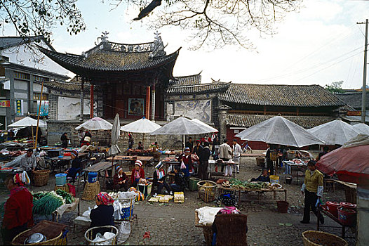 云南省大理州白族第一村周城村中的古戏台和集市