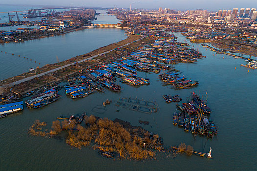 长江流域十年禁捕前的中国江苏省洪泽湖渔港