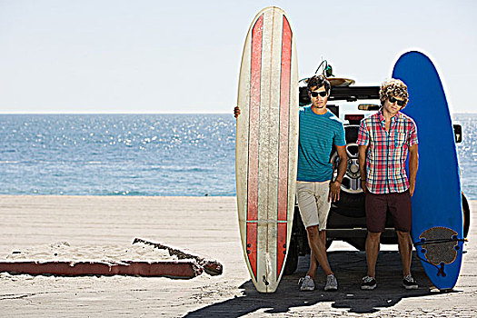 两个,年轻,男人,海岸,冲浪板