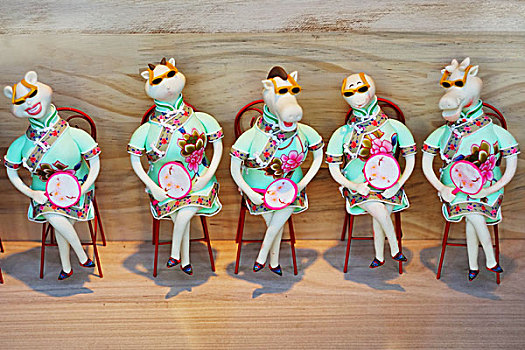 传旗袍的十二生肖中的五个泥塑