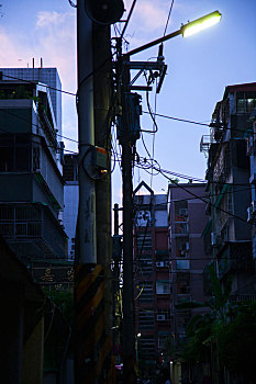 台湾台北黄昏时住宅群的巷子