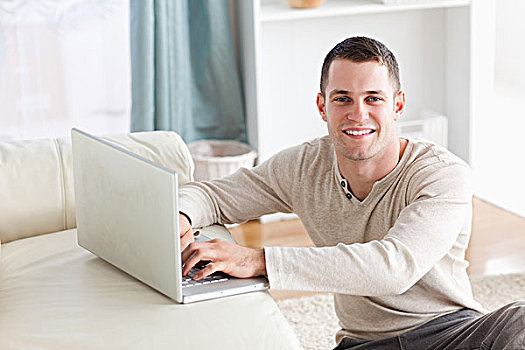 微笑,男人,坐,地毯,姿势,笔记本电脑