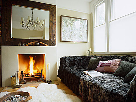 舒适,巨大,沙发,现代,毯子,靠近,燃烧,火,壁炉,传统,客厅