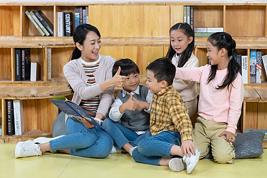 老師和學生在教室里看書
