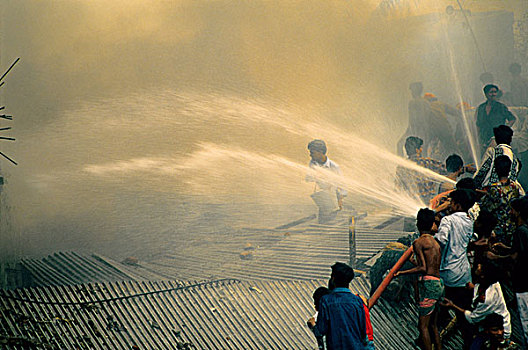 人,尝试,软管,意外,火灾,蔓延,贫民窟,达卡,孟加拉,二月,1998年