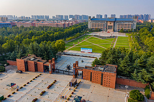 航拍河南郑州大学主校区校园风光,校门外景