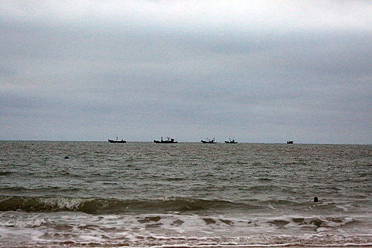山东省日照市,渔船在风浪中勇敢前行