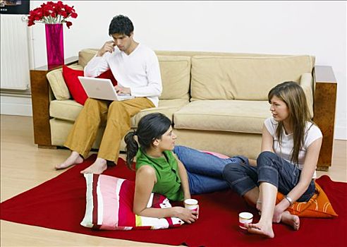 两个女人,交谈,红地毯,客厅,男人,沙发,背景,使用笔记本