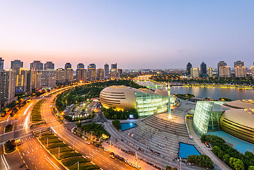 日落下的中国河南郑州千禧广场建筑夜景