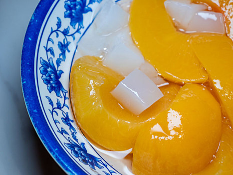 餐盘里的糖水黄桃椰果