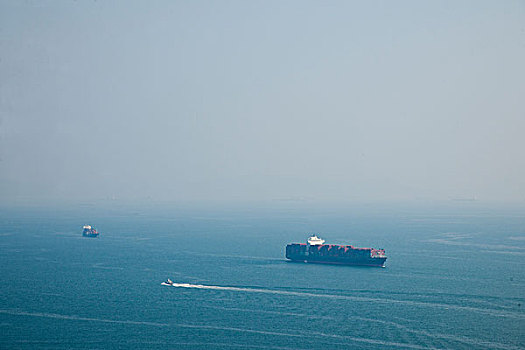 香港海洋公园海洋摩天塔上远眺南中国海上过往的船舶