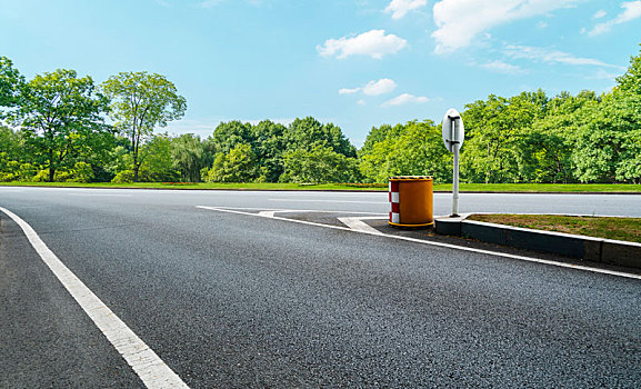 前景为空的道路地面和户外自然景观