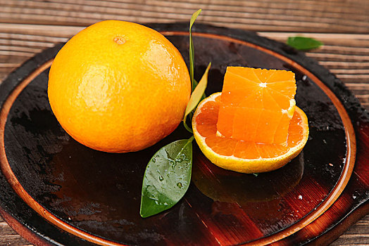 深木板上放着四川果冻橙