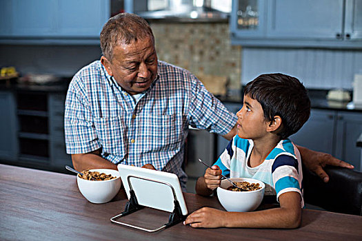 爷爷,孙子,平板电脑,早餐,吃早餐,在家