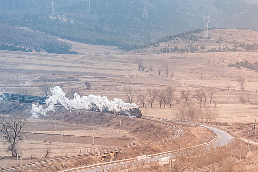 铁岭乡村田野的铁路和蒸汽机车