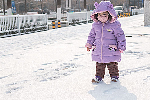 玩雪的小女孩