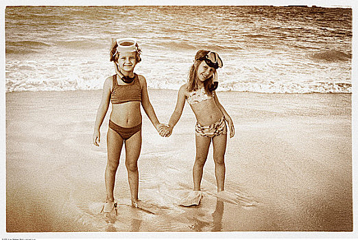肖像,两个女孩,泳衣,海滩,戴着,通气管,护目镜